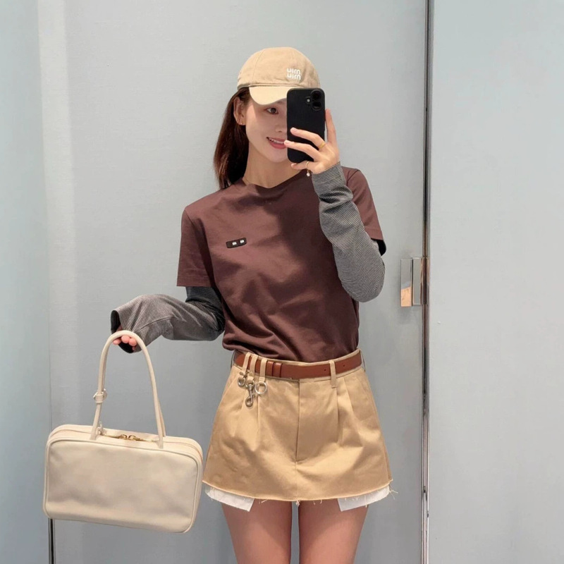 MM Cocoa Brown Fake Two-Piece Striped Sleeve Round Neck T-Shirt for Women with Jacquard Letters, 2026 Autumn Loose Simple Long Sleeve MM Cocoa Brown Fake Two-Piece Striped Sleeve Round Neck T-Shirt for Women with Jacquard Letters, 2026 Autumn Loose Simple Long Sleeve
