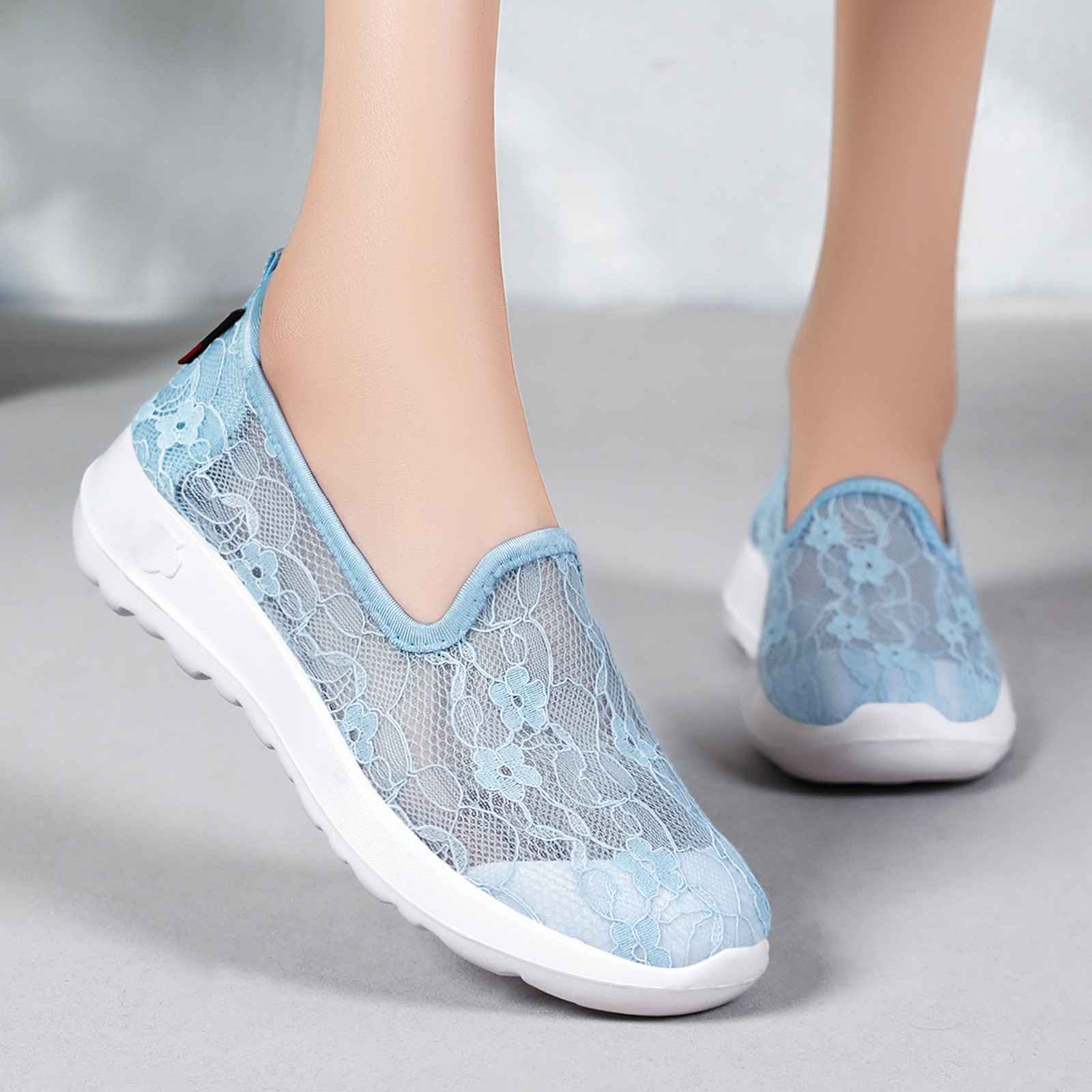 Zapatos de mujer de verano nuevos zapatos casuales de encaje de malla transpirable zapatos de madre ligeros con suela suave y cómodos zapatos para personas mayores zapatos de caminar