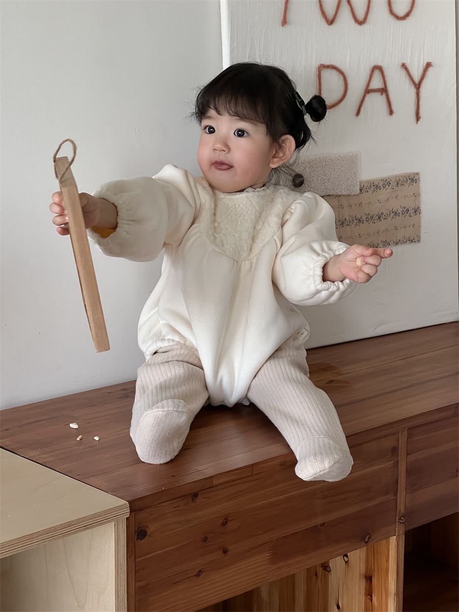 Ropa de otoño y invierno para bebés, ropa infantil coreana 2024 bebé engrosado, camiseta de niñas encaje de terciopelo en invierno
