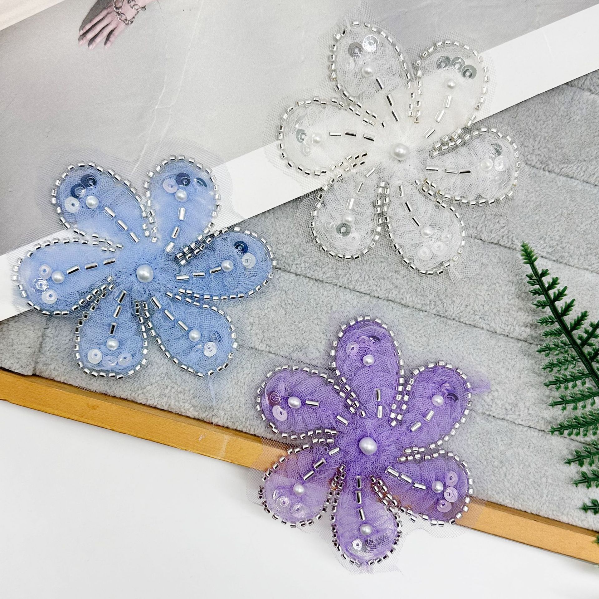 Pequeñas flores de clavos de cuentas bordadas parches dulces de novia multicolor zapatos sombreros ropa infantil plumón accesorios de decoración image 3