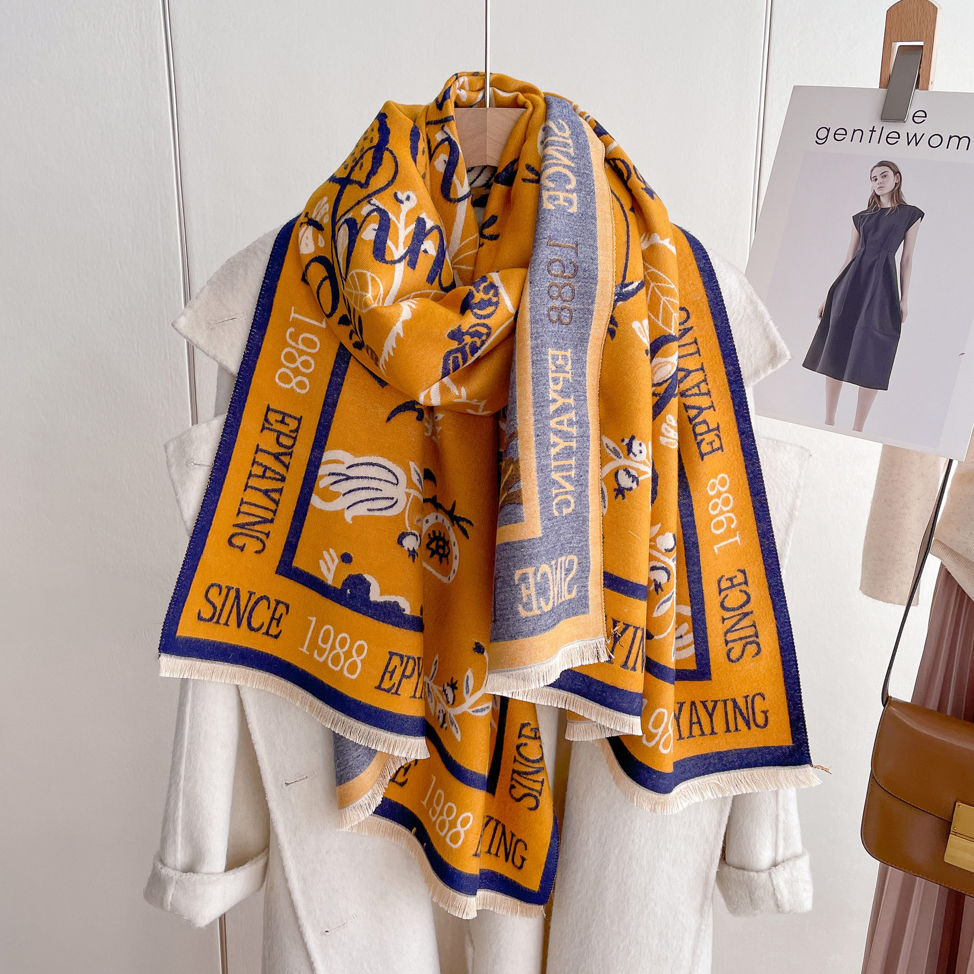Dam höstscarf i imitationskashmir med blommönster sjal_voghion.com