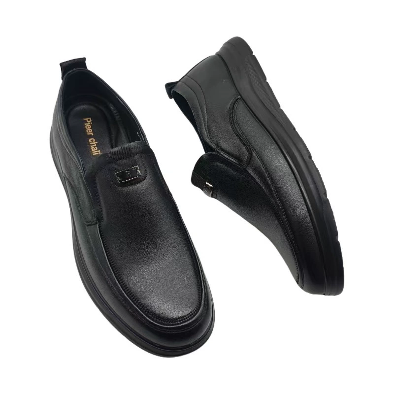 Фабричные кожаные мужские ботинки увеличены