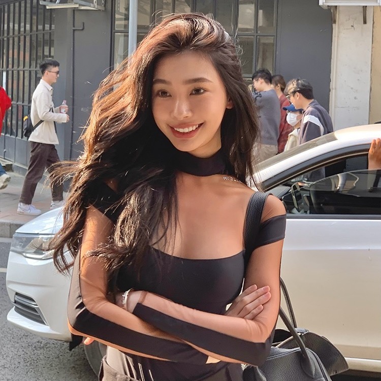 Yi Mengling Internet celebridad mismo estilo puro deseo sexy perspectiva camiseta de las mujeres del verano nuevo diseño sentido nicho delgado de una sola pieza superior
