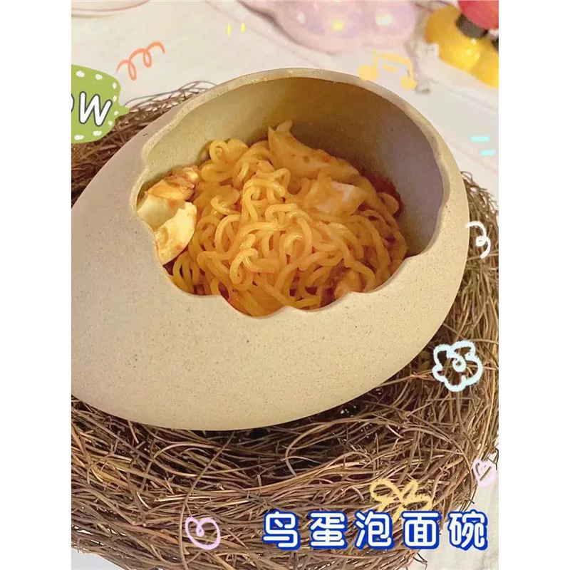 Маленькая красная книга с той же посудой в форме яичной скорлупы