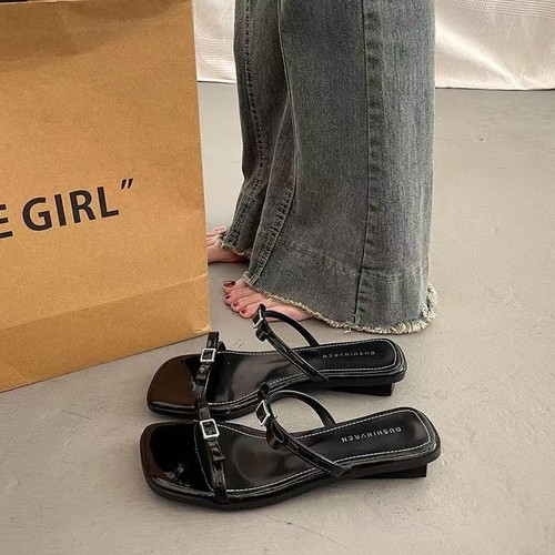 French beautiful temperament sandals for women in summer high-end fashion 2025 new style flat silver slippers