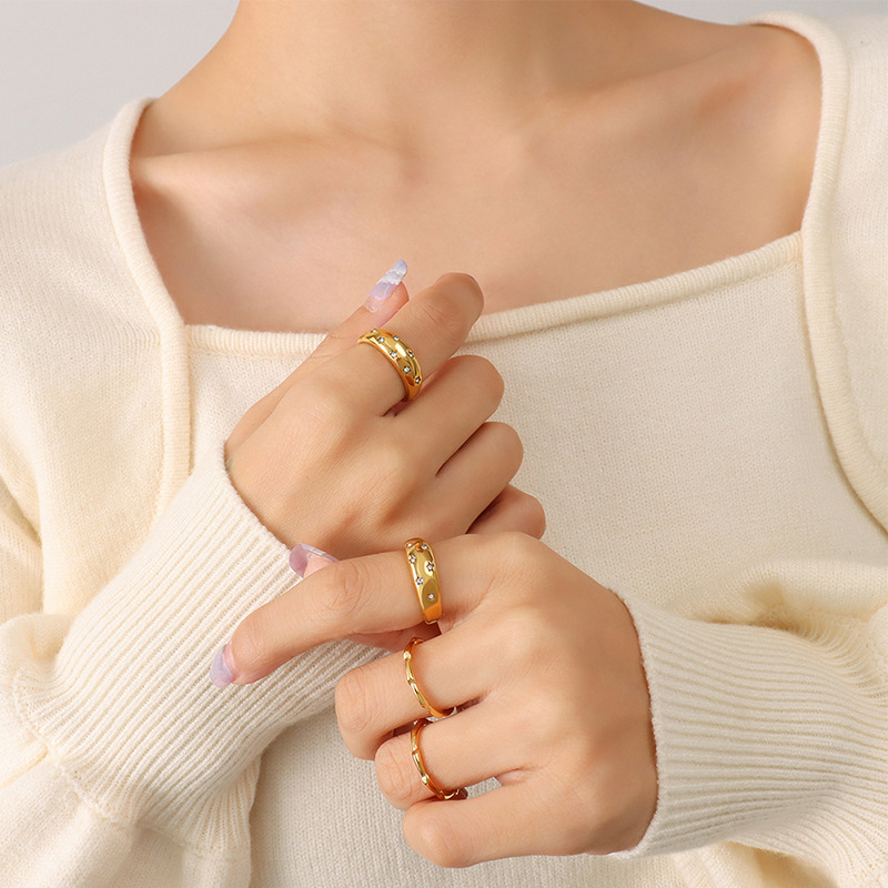 欧米のinsの冷たい風の満天の星のジルコンの象眼の指輪のチタンの鋼は18kの本物の金の指輪のアクセサリーのa 19をめっきします。