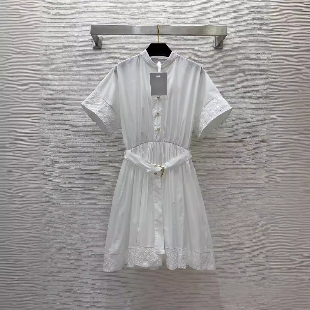 新款连衣裙字母珍珠扣拼接压褶裙摆收腰显瘦立领短袖白色连衣裙