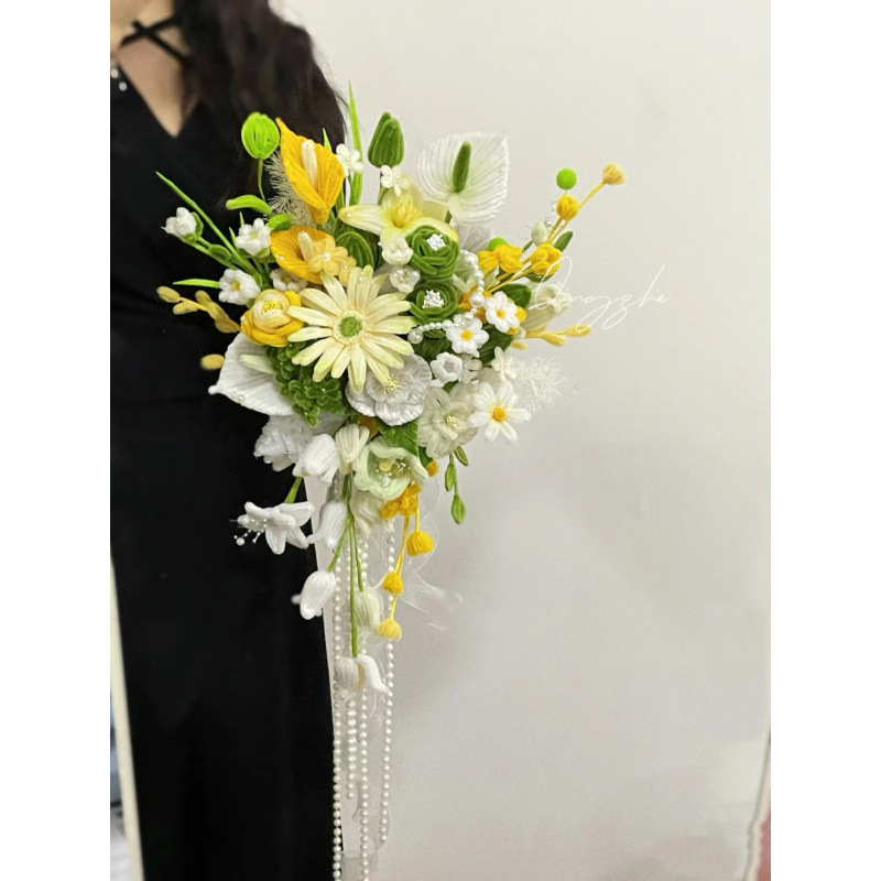 手作りの創意領収書の花束diy材料は自作のツイストの花束を包んで、手に花を持って彼女の親友に送ります。|undefined