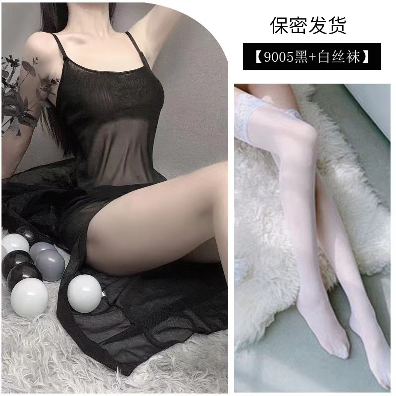 블랙 원피스 + 화이트 스타킹