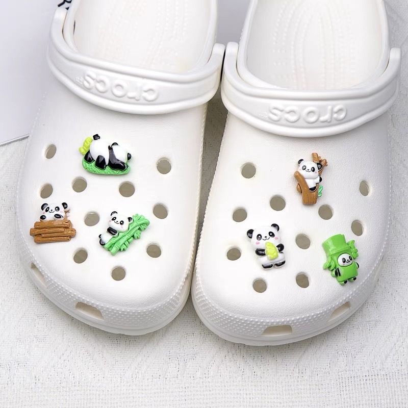 Caricatura de bambú panda comer brotes de bambú DiDi accesorios de resina nuevo agujero hebilla de zapato decoración flor de zapato tridimensional desmontable