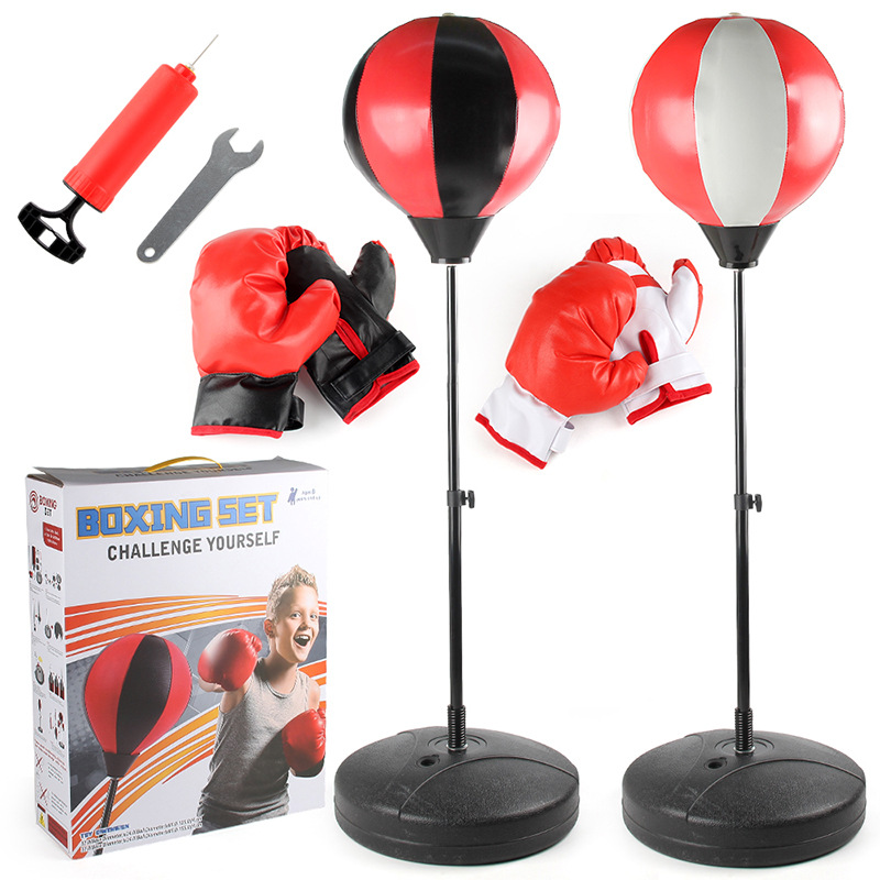 子供の家庭用訓練器材の男の子はスポーツのおもちゃをします。