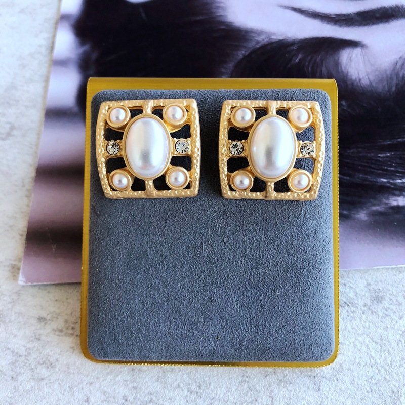 Wholesale Jewelry Retro Pearl Heart Geometric Shape Earrings Nihaojewelry display picture 5