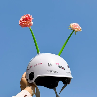 Helmet decoration rose flower, artificial flower cute suction cup sunflower, universal for motorcycle and electric scooter helmets (Motosiklet dəbilqələri) - no-helmet-2-roses