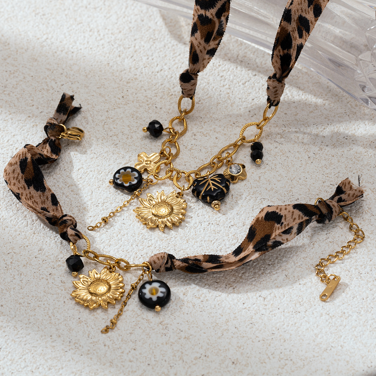 Collar de colgante de acero inoxidable de lujo ligero y nicho, collar de bufandas de seda estriadas de alta calidad para mujeres