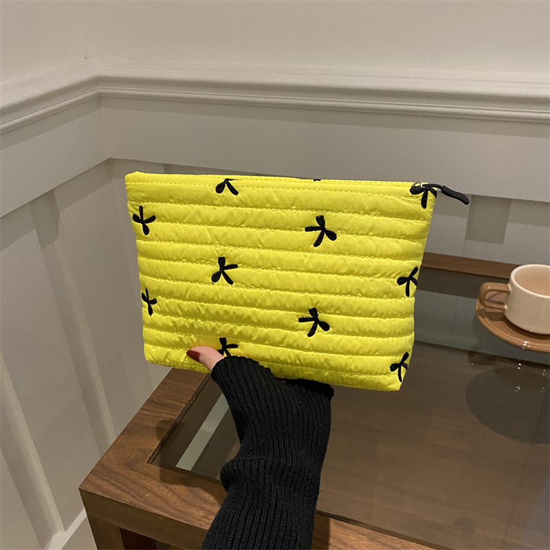 2024 invierno nuevo estilo ins moda portátil pana impresión de mariposa gran capacidad maquillaje embrague portátil