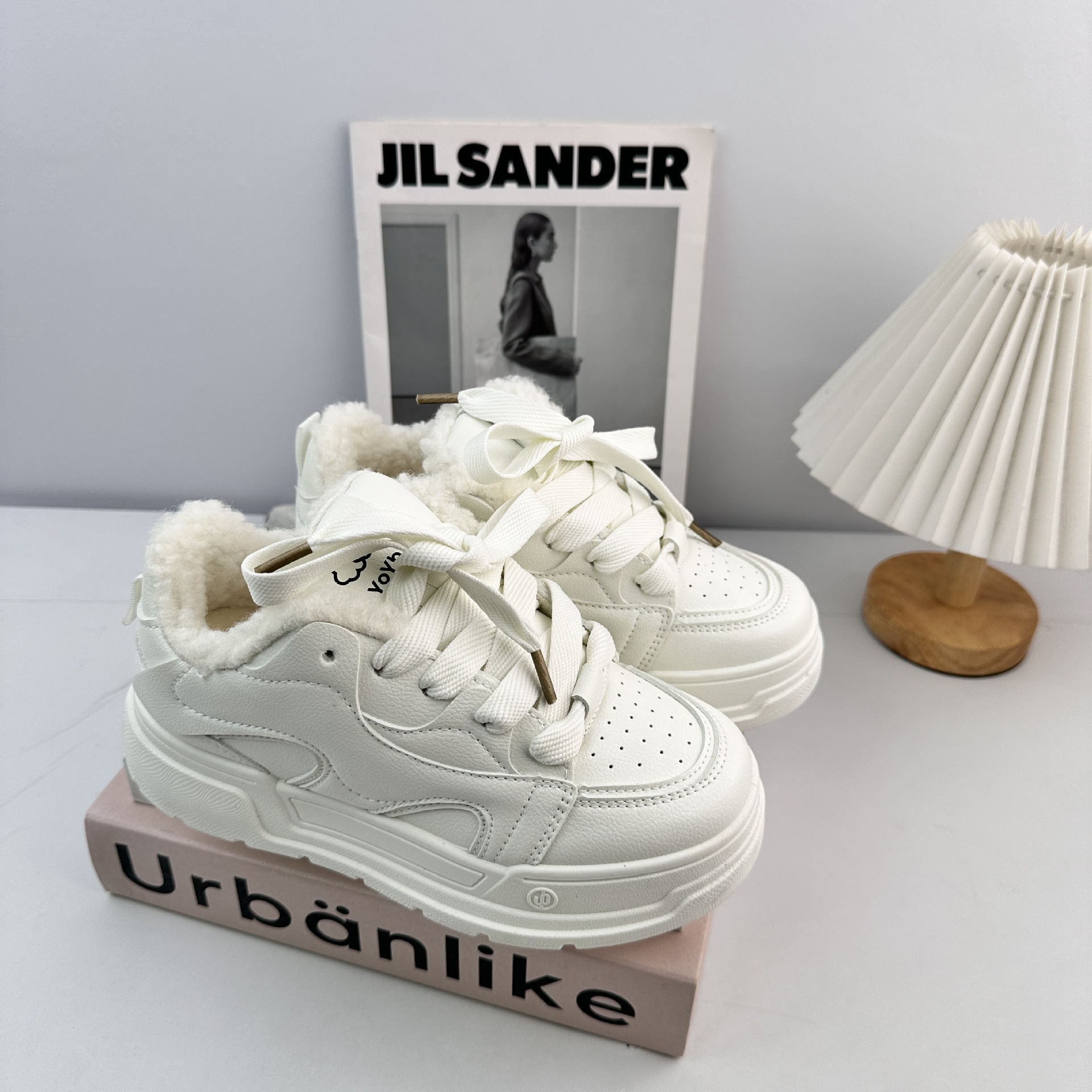 Yuanbo versátil estudiante casual zapatos blancos para mujeres 2025 nuevas zapatillas de invierno de terciopelo con suela gruesa aumentando la altura de los zapatos de patinaje