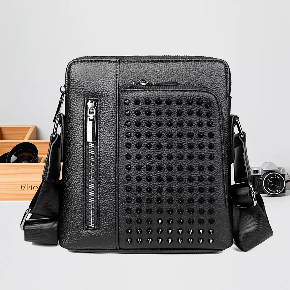 跨境潮男士斜肩包大容量黑色单肩包防刮耐磨铆钉斜挎包通勤街头包