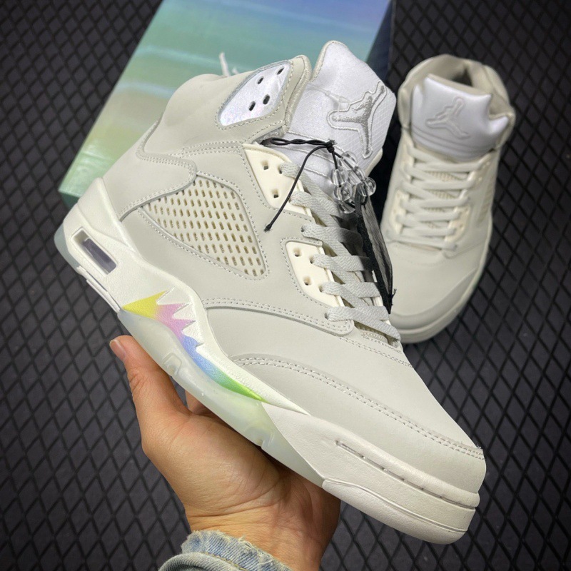 2025 nuevo color AJ5 negro y blanco flujo de arce de batalla real de alto rendimiento retro versátil zapatos deportivos de baloncesto masculino y femenino 3D vertical