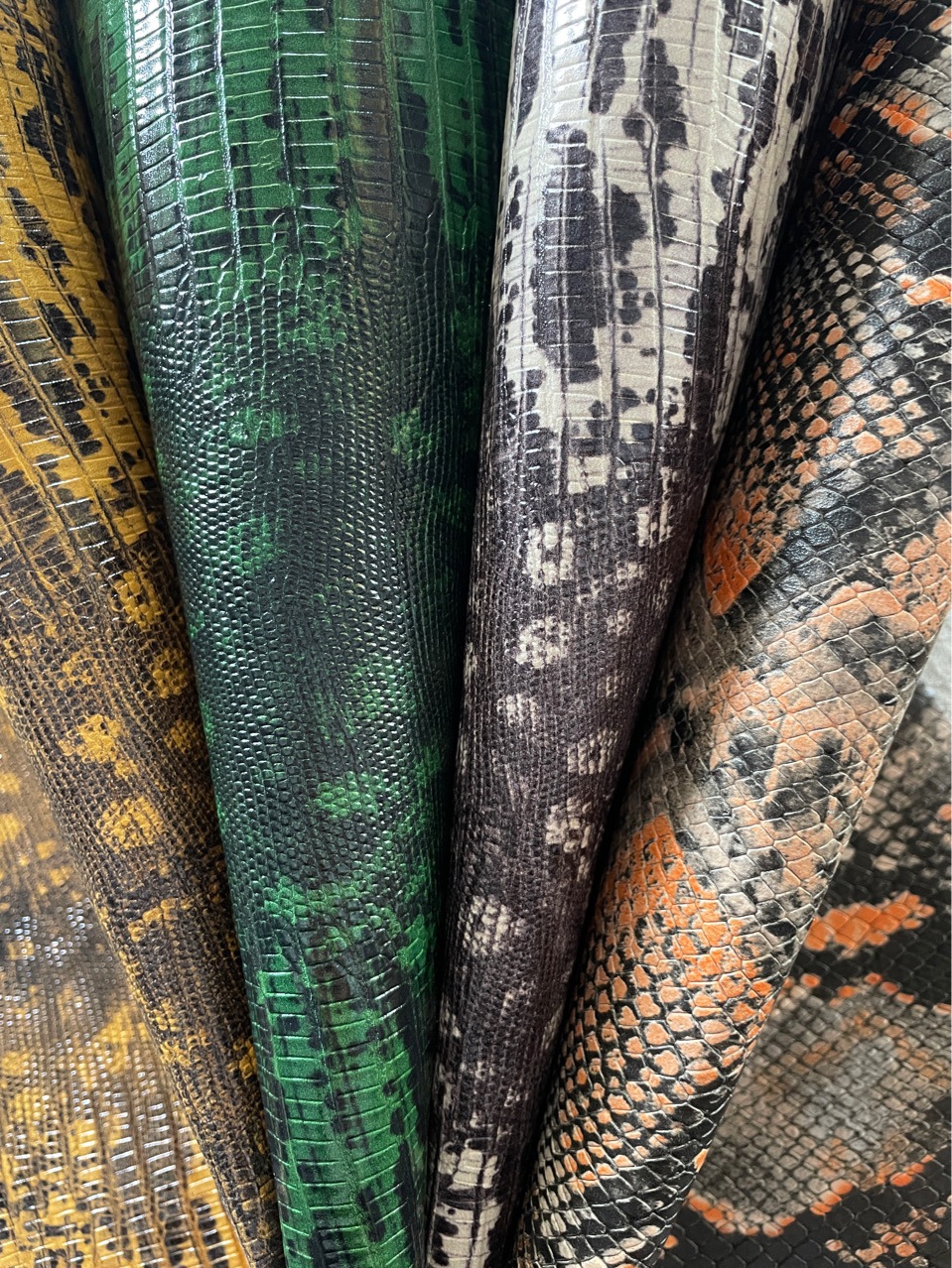 DIY進口頭層牛皮压花 蜥蜴纹鳄鱼纹真皮皮料箱包鞋子皮带手帐真皮