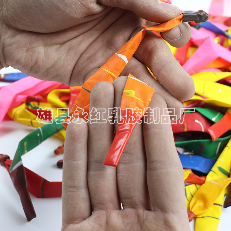 Los globos de cohetes largos volarán en el cielo, llamando juguetes de niños, globos de látex gruesos, globos de tiras largas que sonarán en la cabina.