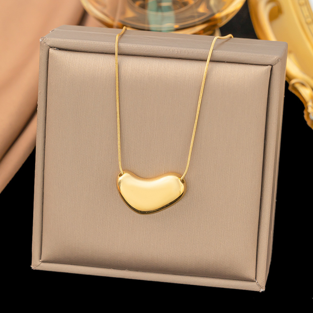 [collar de acero de titanio dorado + acero] collar de amor de nicho con cadena de clavícula avanzada en la moda de lujo ligero femenino