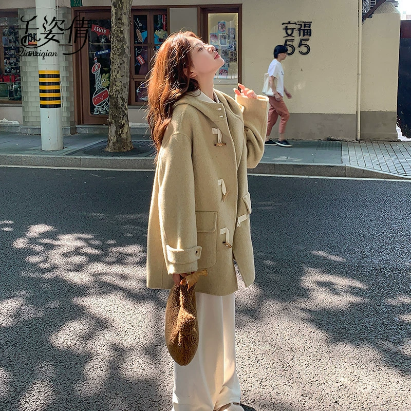 Двусторонняя шерстяная верхняя одежда с роговыми пуговицами для женщин, зима 2024, новый стиль, маленькая свободная шерстяная верхняя одежда с капюшоном, супер красивая шерстяная верхняя одежда