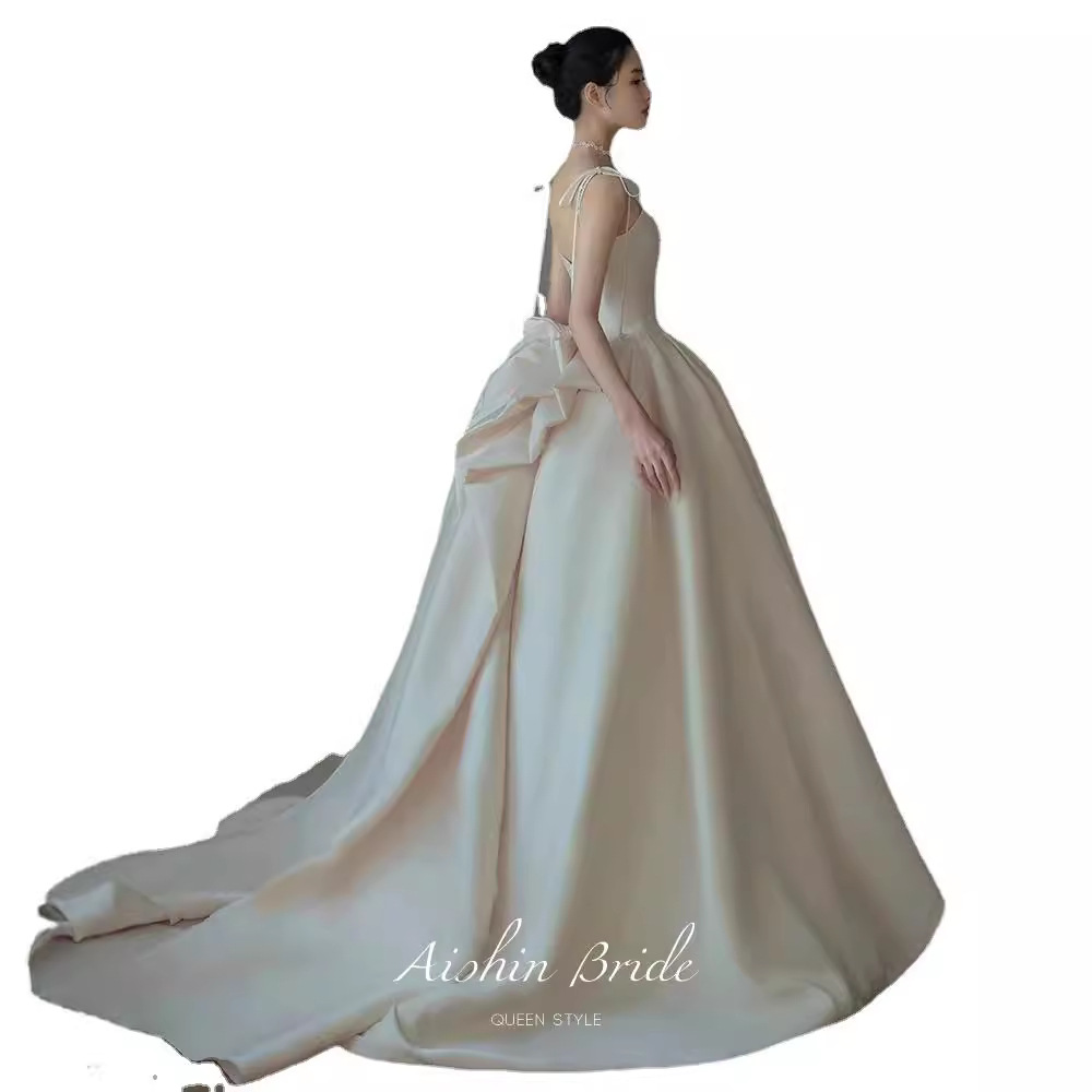 Vestido de novia de satén sin tirantes 2026, nuevo estilo francés retro, sencillo, estilo Hepburn, elegante, con cola larga.