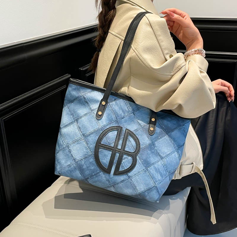 Colores contrastantes empalmados bolsos de gran capacidad para mujeres 2025 nuevo retro versátil viaje bolsos de hombro bolsos de moda debajo de la axila