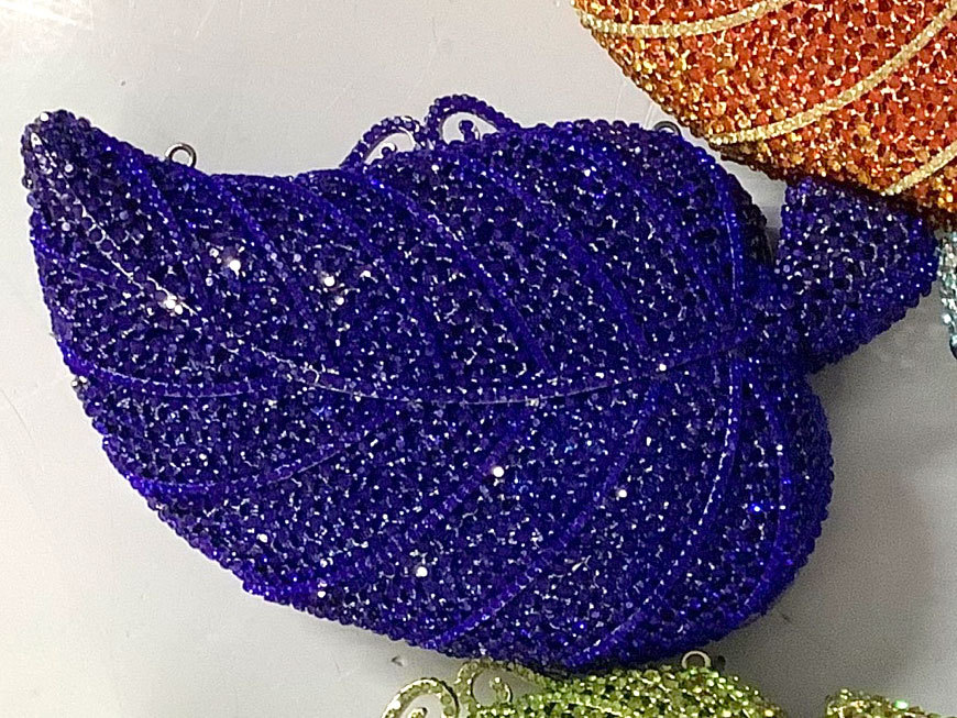 Nuevo paquete de banquete de hoja de diamante hueco caja metálica dura bolsas de mano de banquete Crystal Clutch