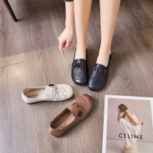 凉鞋女2025夏季新款平底软底休闲牛皮冲孔镂空洞洞鞋中老年妈妈鞋