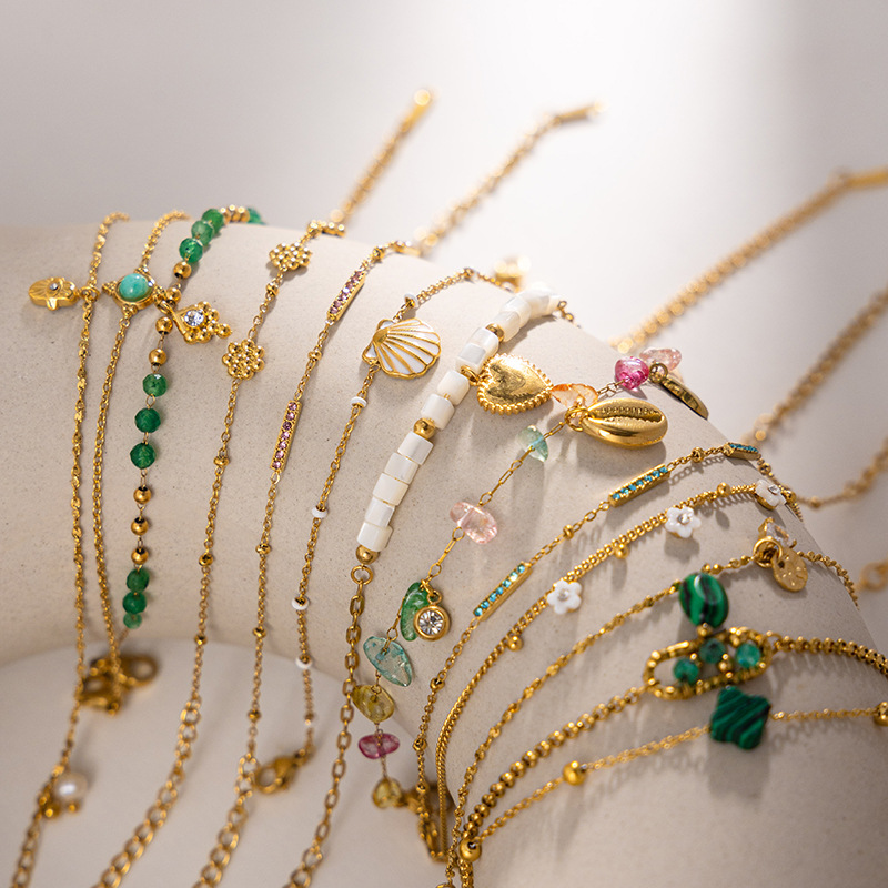 Tena 18k chapado en oro, alta retención de color, pulsera de acero de titanio, accesorios de mano de concha de piedra natural de alta calidad para mujer