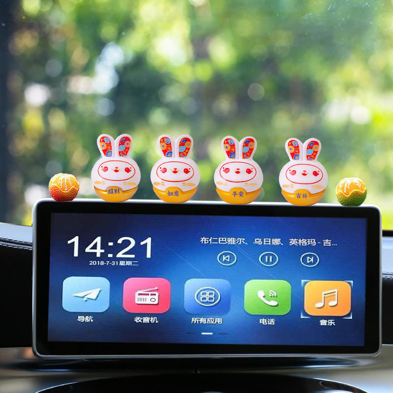 Figura Geely 2024 nuevo adorno de coche dibujos animados conejito año nuevo seguro decoración de coche suministros de coche
