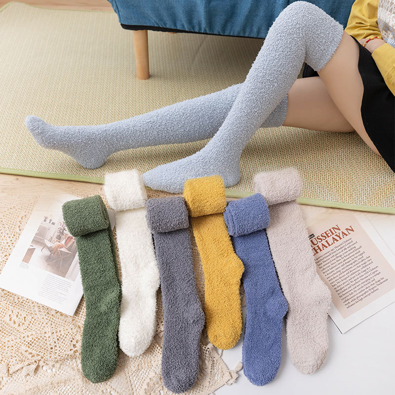 Medias de mujer sobre la rodilla calcetines altos cálido otoño e invierno Nuevos calcetines de terciopelo de coral de color sólido para mujer engrosados calcetines de dormir en casa