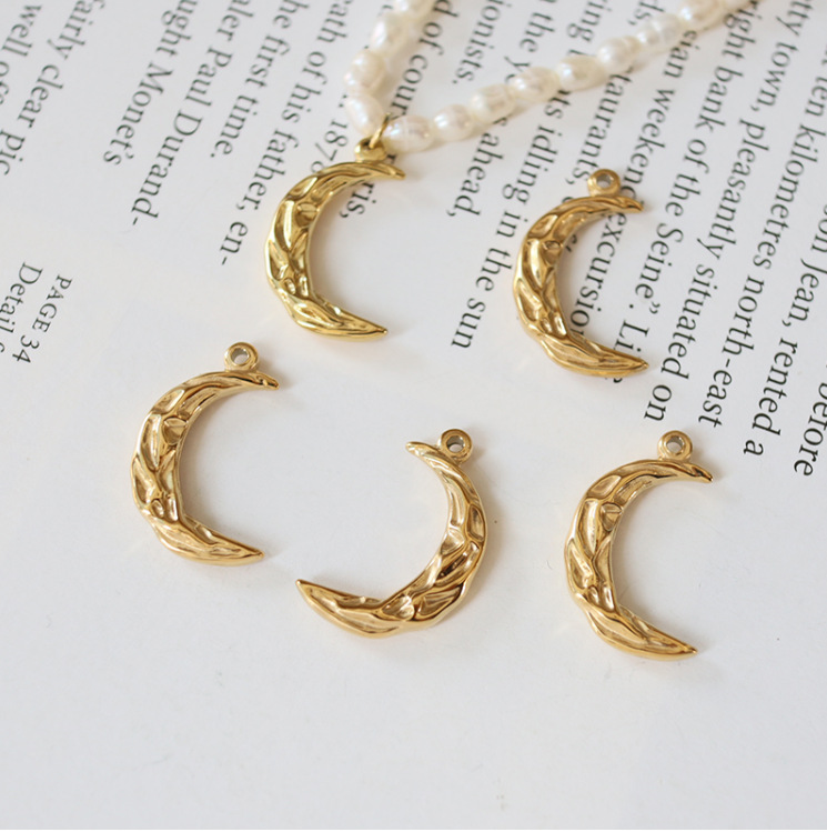 Fashion Pleated Moon 18k Gold Titanium Steel Gold Plated Three-dimensional Crescent Pendant Necklace  Diy Accessories display picture 3
