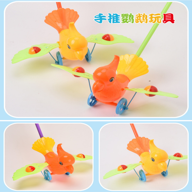 손으로 밀고 있는 앵무새