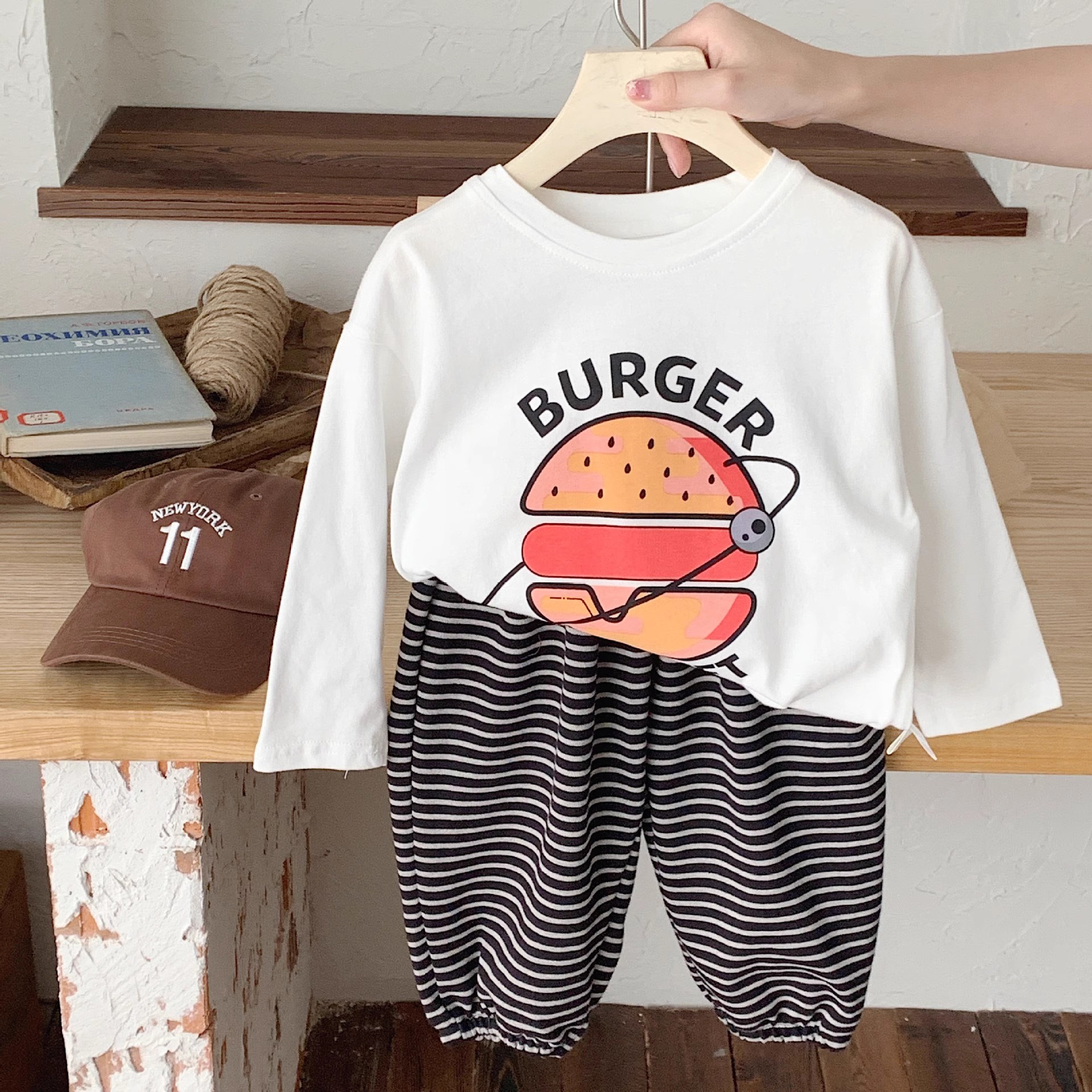 Camisa de fondo de algodón para niños 2023 nuevos niños y niñas letra impresa Camiseta de manga larga bebé simple cuello redondo interior t