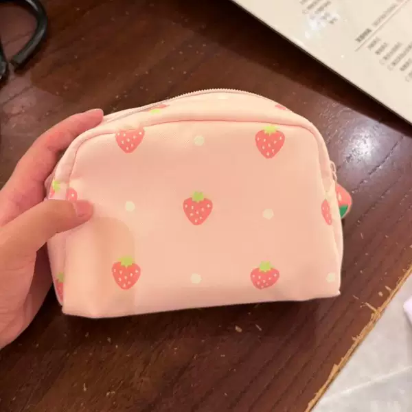Strawberry polka dot small square bag, retro and stylish, perfect for girls, a large-capacity makeup bag for storing lipstick