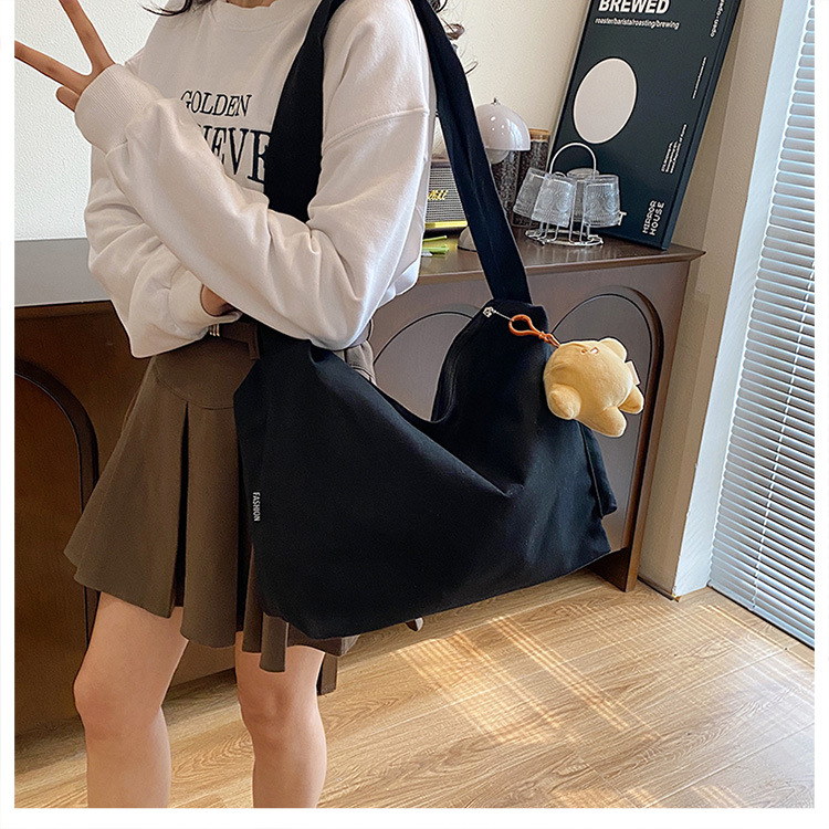 The 2024 new Korean-style simple and laid-back casual canvas crossbody bag and the large-capacity versatile tote bag are selling well undefined
