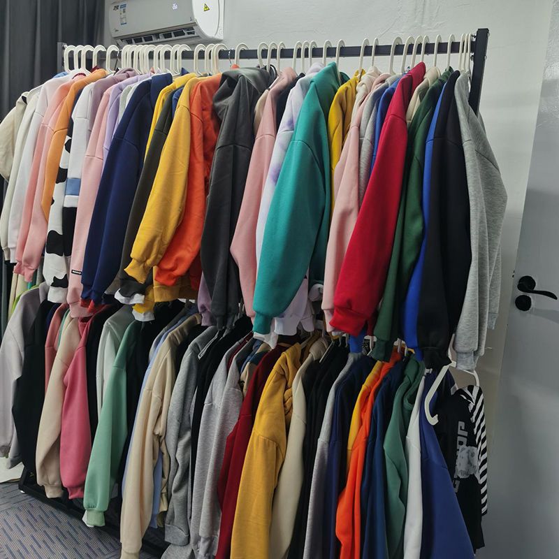 Tienda de ropa estante de exhibición estante de la isla medio estante de ropa de hombre y mujer doble fila estante medio barra paralela colgante lateral tipo piso percha de ropa comercial