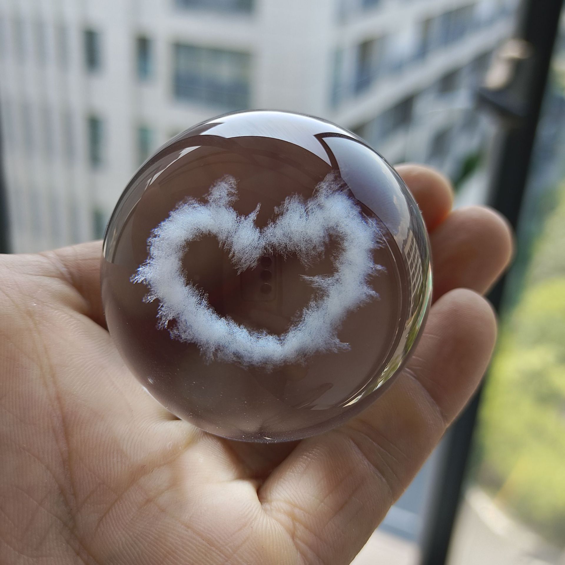 Bola de cristal en forma de corazón hueco