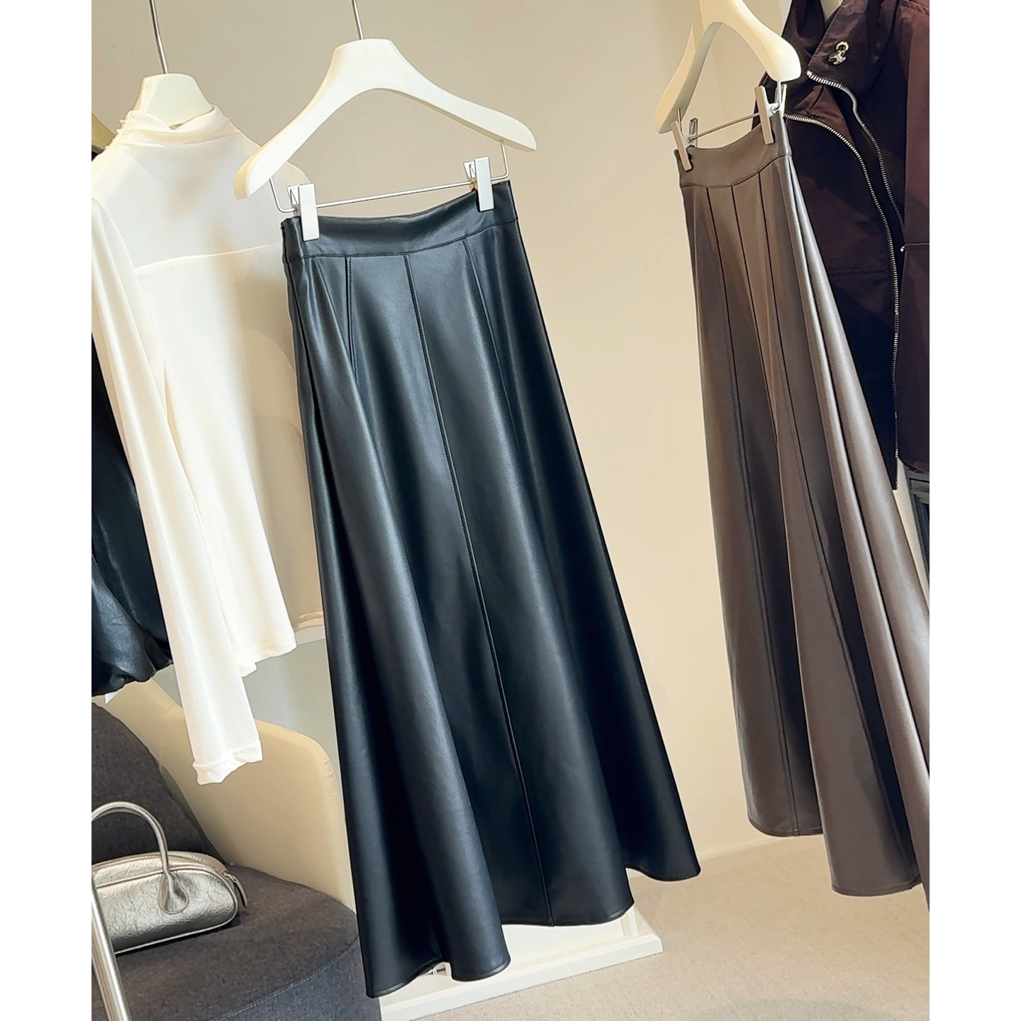 高腰pu皮半身裙女2025秋冬新款赫本风显瘦垂感中长款伞裙A字皮裙