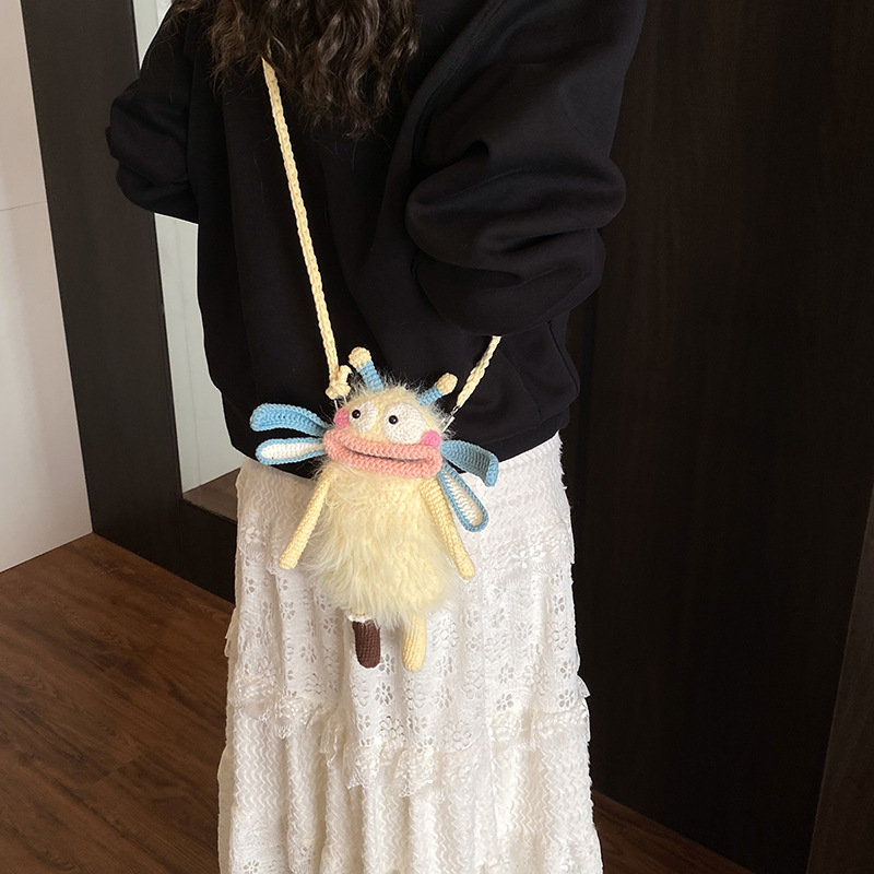 Hand-held ganchillo muñeca fea bolsa de hombro extraña bolsa de mochila de bebé invierno de peluche bolsa de salchicha boca de niños