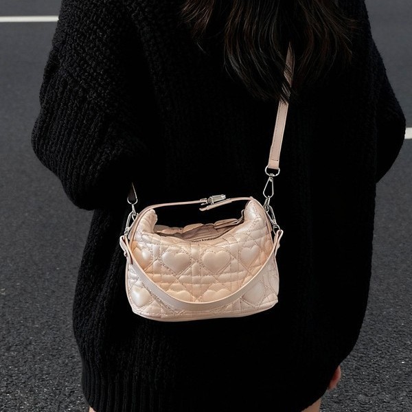 跨境2025冬新款菱格化妆包轻奢日常洋气手提包百搭单肩包感斜挎包