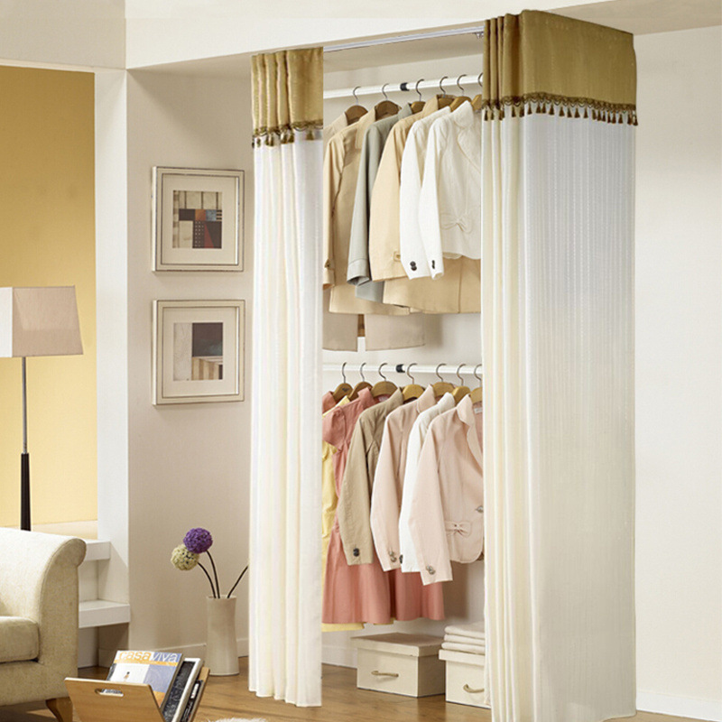 Две вертикальные и две горизонтальные расширенные версии полнокарданных бежевых штор.