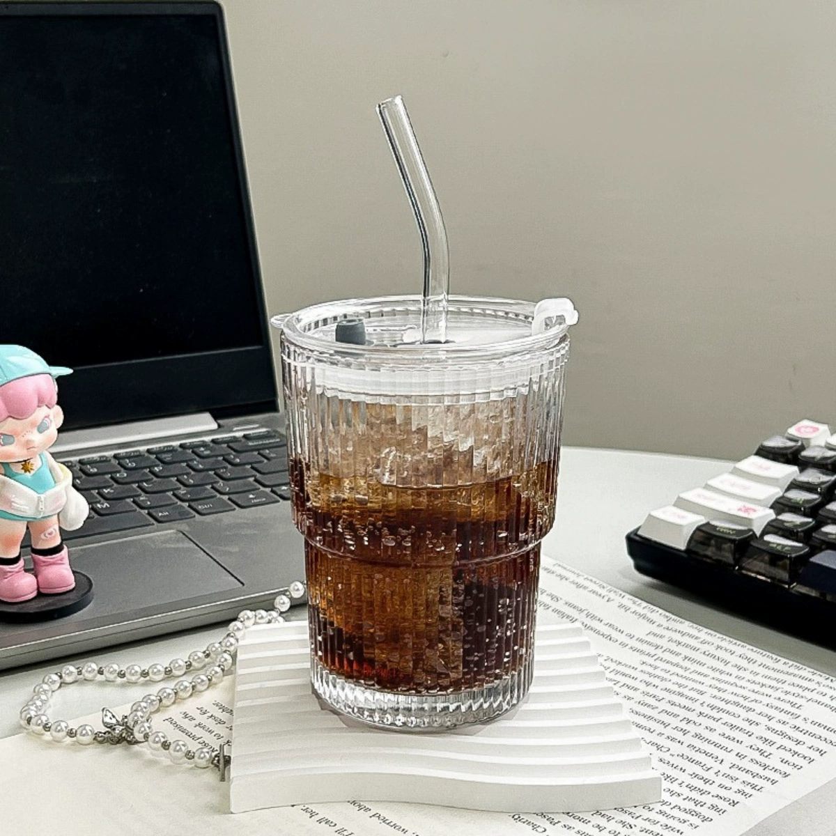 Стильный водяной стакан в полоску со straw, напитки должен быть свежими, высокий уровень прозрачности, temushein