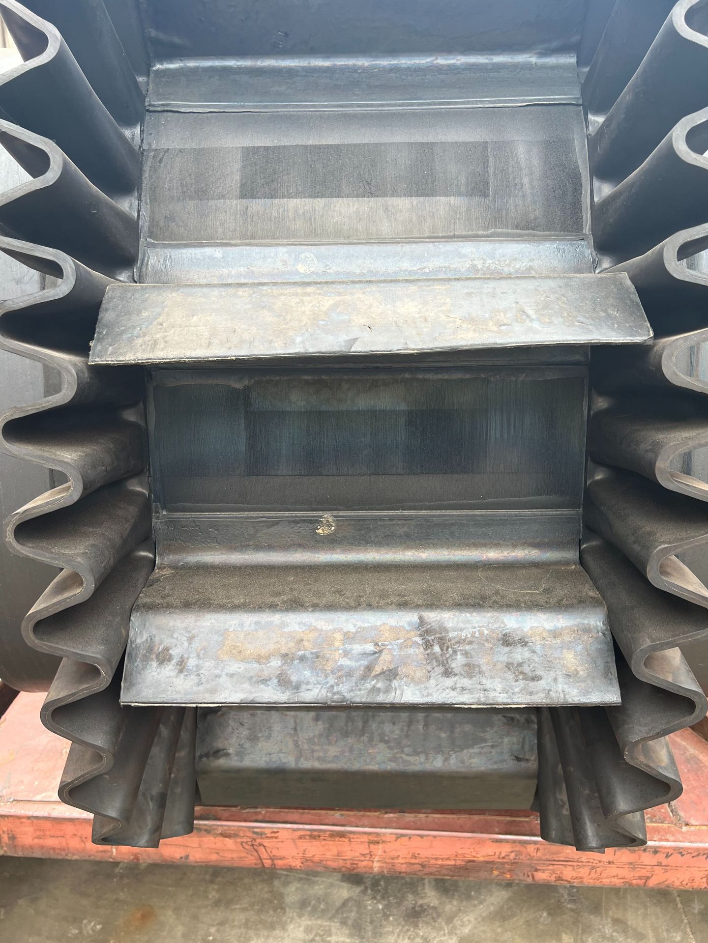 大倾角挡边输送带耐温200度高耐磨不漏料侧面打螺栓加强层钢丝网