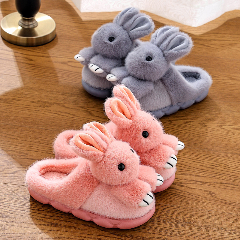 Zapatillas de algodón para mujeres invierno 2025 nuevas parejas interiores con una base gruesa de terciopelo para calentar el mes zapatos de algodón para hombres