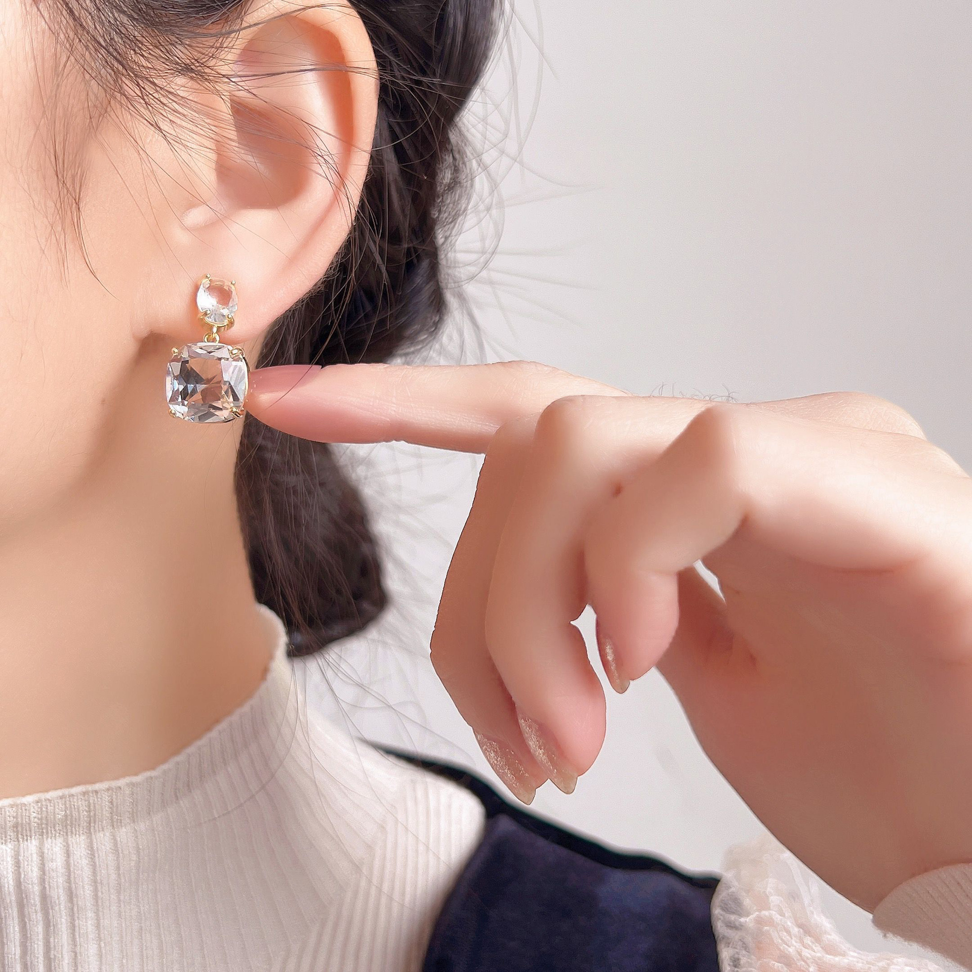 EH242 invisible de una sola pieza mosquito bobina clip de oreja sin perforado simple cuadrado transparente cristal pendientes gotas para los oídos espárragos