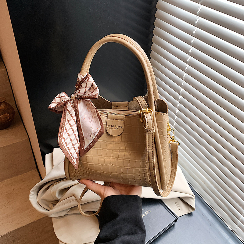 Bolso de mano de canasta de verduras de alta gama de nicho para mujer 2025 nuevo producto de comercio exterior bolso de cubo con patrón de cocodrilo bolso de mensajero de cercanías