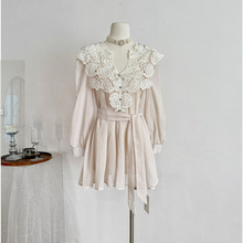 塞纳2025秋新款白色蕾丝花边V领雪纺连衣裙收腰灯笼袖短裙含飘带